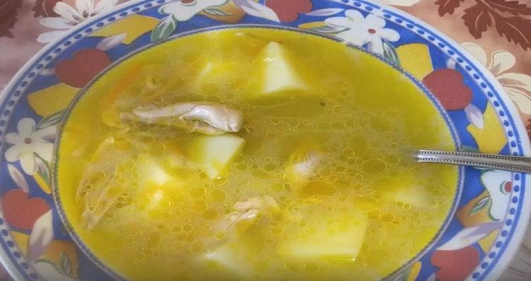 Ароматната пилешка супа с ечемик е готова.