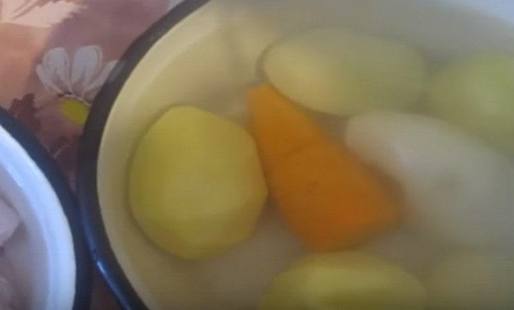 Puliamo cipolle, carote, patate.