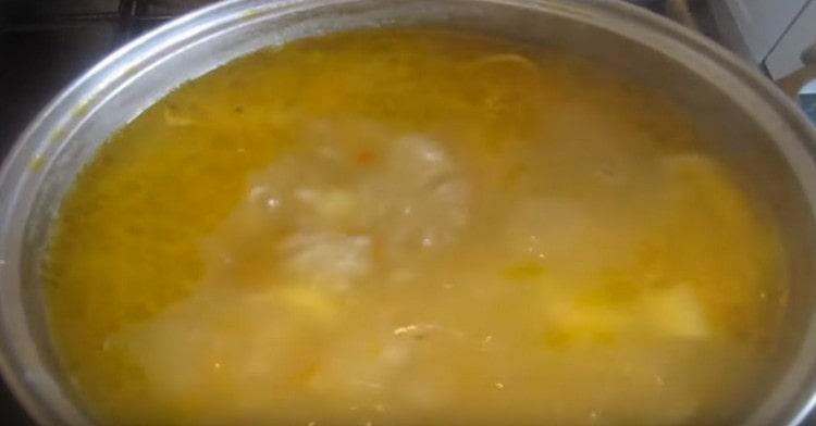 Į sriubą įpilkite bulvių, tada pakepkite.