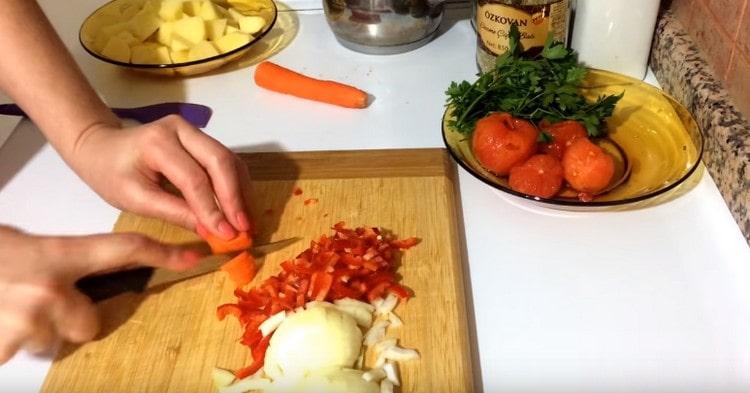 Jauha sipulit, porkkanat, paprikat.