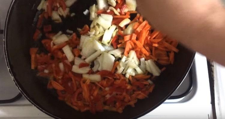 Запържете нарязаните зеленчуци в тиган.