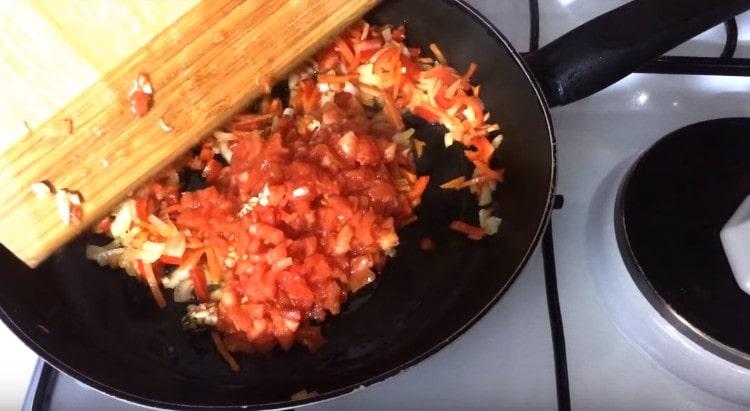 Sudėkite konservuotus pomidorus į supjaustytas daržoves.