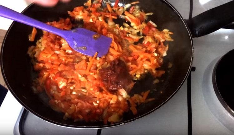 След това добавете доматеното пюре към печенето.