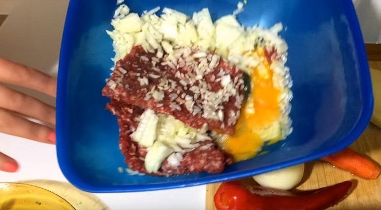 Dubenyje sumaišykite maltą mėsą, supjaustytą svogūną, kiaušinį.