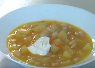 Prepariamo una deliziosa e nutriente zuppa di fagioli secondo una ricetta passo-passo con una foto.