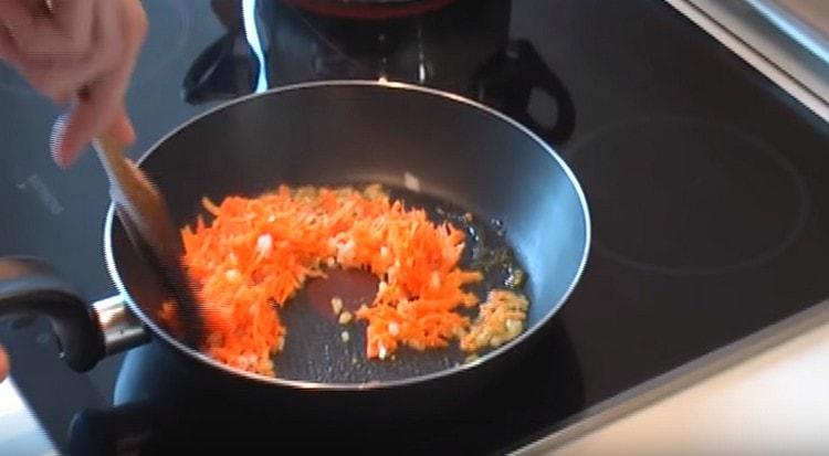 запържете лука с морковите в тиган.