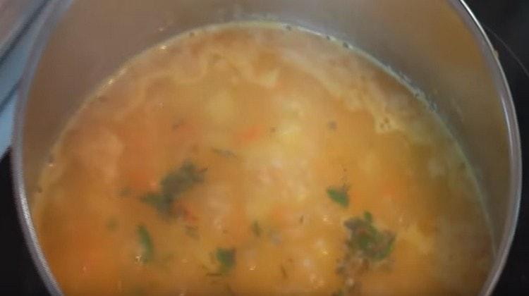 Στο τέλος, προσθέστε ψιλοκομμένα χόρτα στην σχεδόν τελειωμένη σούπα.