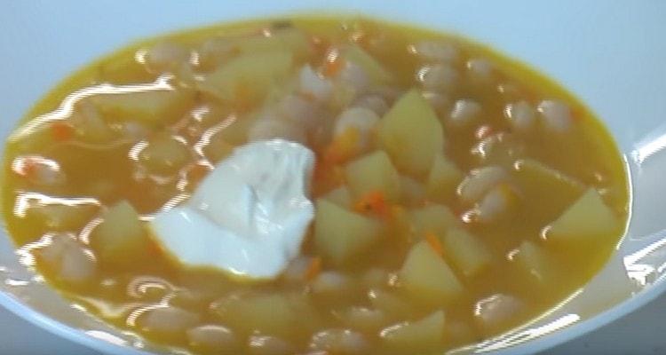 Servire la zuppa di fagioli con panna acida.