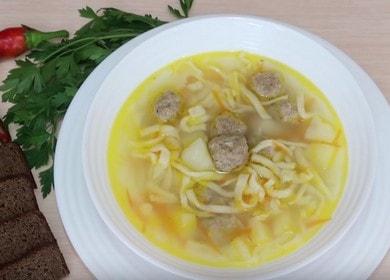 Prepariamo una zuppa profumata con polpette e noodles secondo una ricetta passo-passo con una foto.
