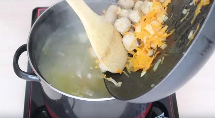 Aggiungi le polpette alla zuppa insieme alla frittura.