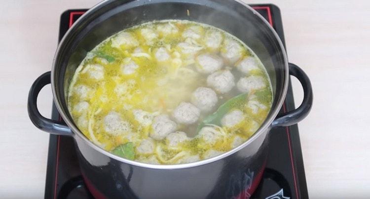 Cuocere la zuppa per altri 5 minuti.