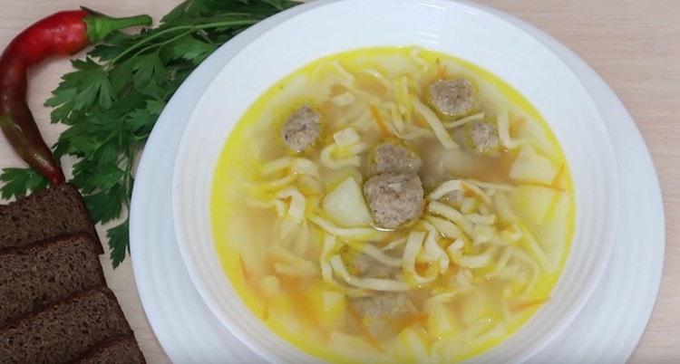 Qui abbiamo ottenuto una zuppa così profumata e appetitosa con polpette e noodles.