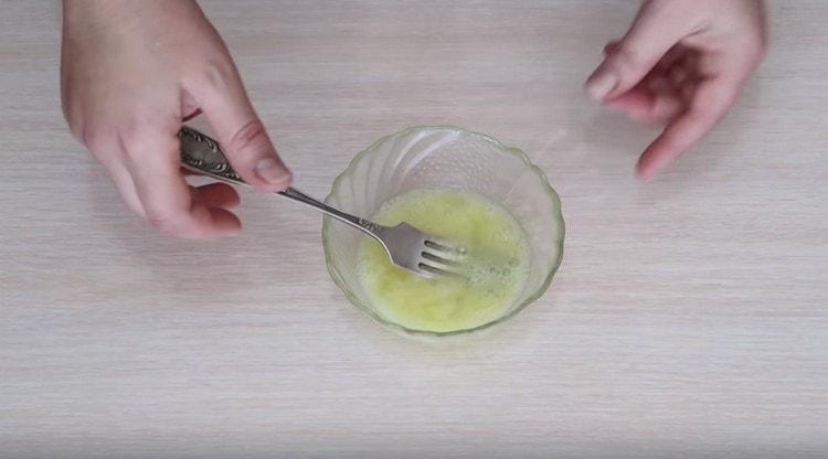 Sbattere l'uovo con il sale con una forchetta.