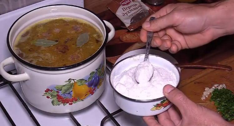 Aggiungi grani di pepe, sale e alloro alla zuppa.
