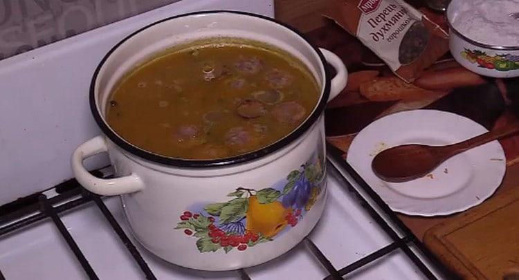 Die duftende Suppe mit Linsen und Kartoffeln ist fertig.