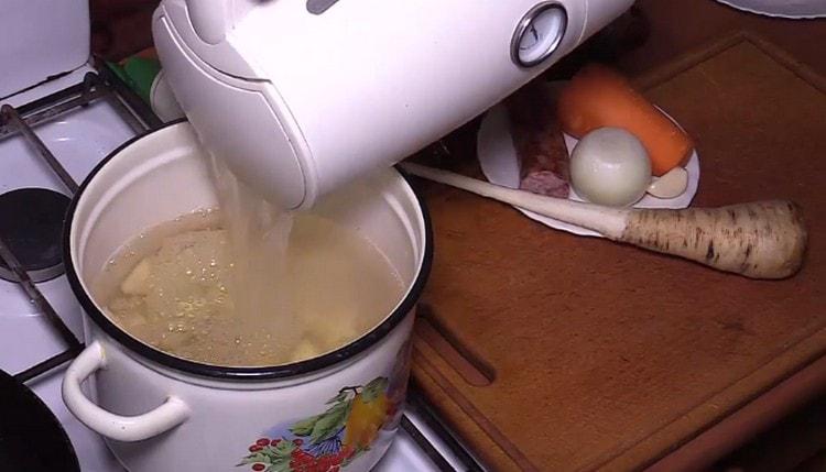 Nejprve nakrájejte brambory, naplňte vodou a nechte je vařit.