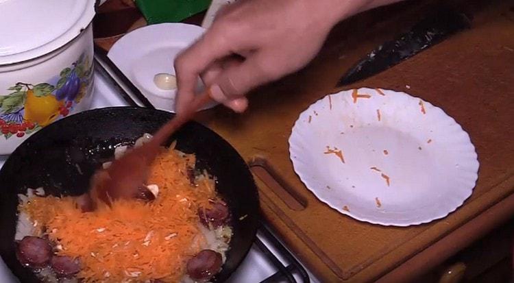 Lisää raastettu porkkana ja palsternakka pannulle.
