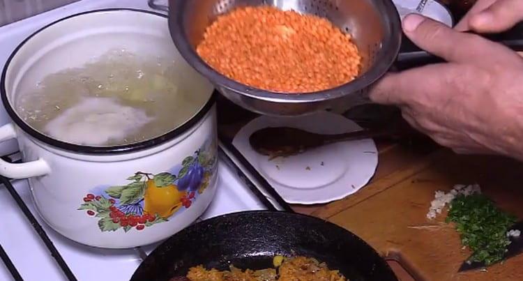 Lavare bene le lenticchie e inviarle alla zuppa.