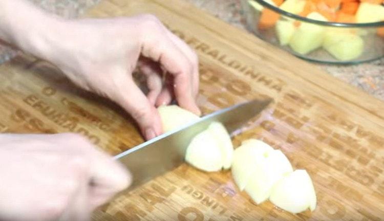 نقطع البطاطس إلى شرائح.