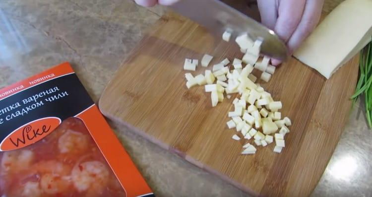 nakrájejte tvrdý sýr na malé kostky.