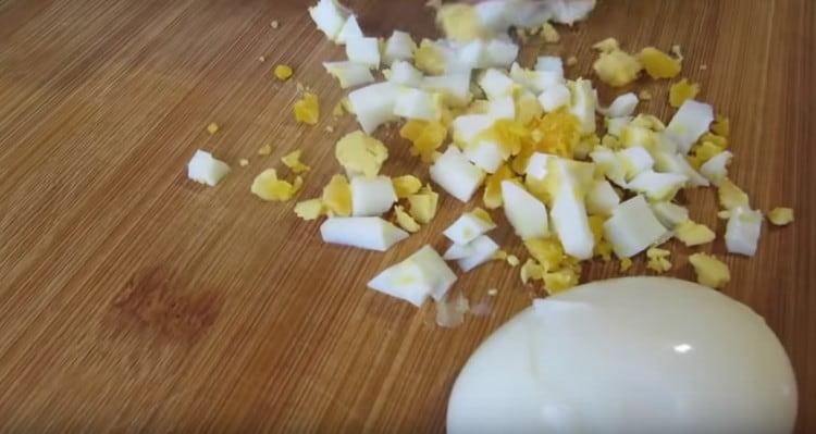 Genau wie Käse schneiden wir gekochte Eier.
