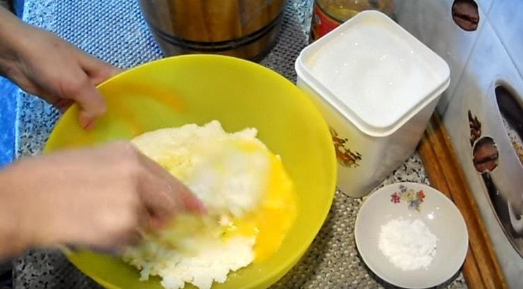 Aggiungi zucchero, sale, zucchero vanigliato e mescola la massa.