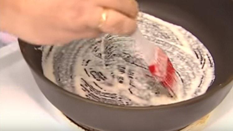 Εφαρμόστε τη ζύμη της μπρικέτας σε ένα στεγνό τηγάνι με μια βούρτσα.