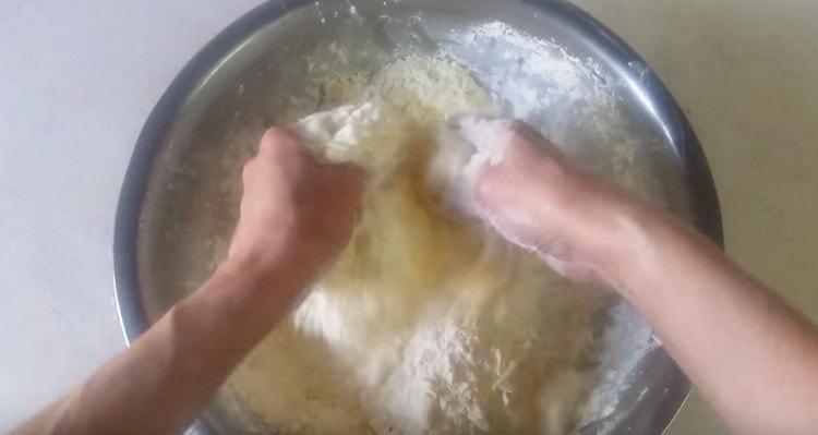 Ръцете разтрийте маслото и брашното в трохи.
