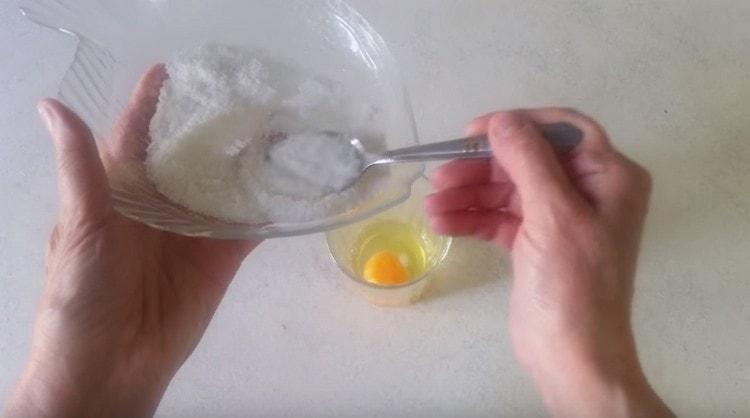 يضاف الملح إلى البيض ويهز.
