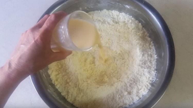 Do strouhanek másla a mouky představujeme tekuté složky.