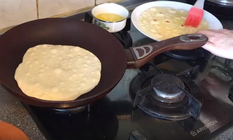 A sült tortillát megolvasztott vajjal meg kell zsírozni.
