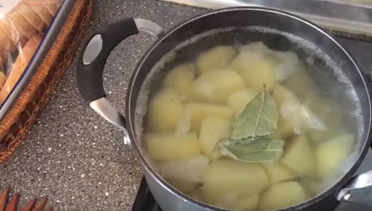 Сварете картофите, докато омекнат.