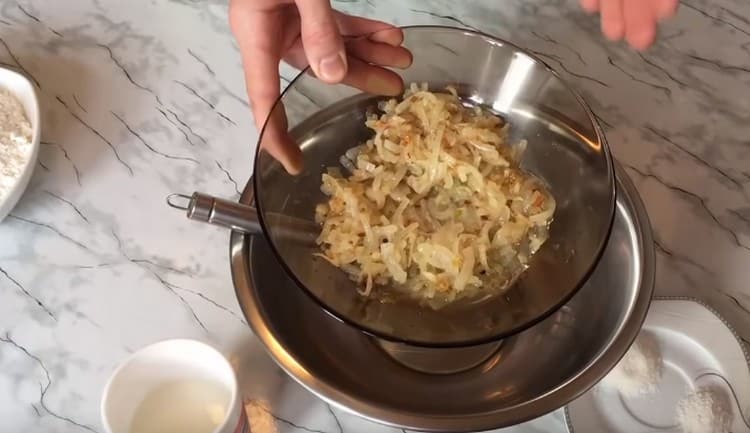 τηγανίζουμε το κρεμμύδι για το γέμισμα σε ένα τηγάνι μέχρι να ροδίσουν.
