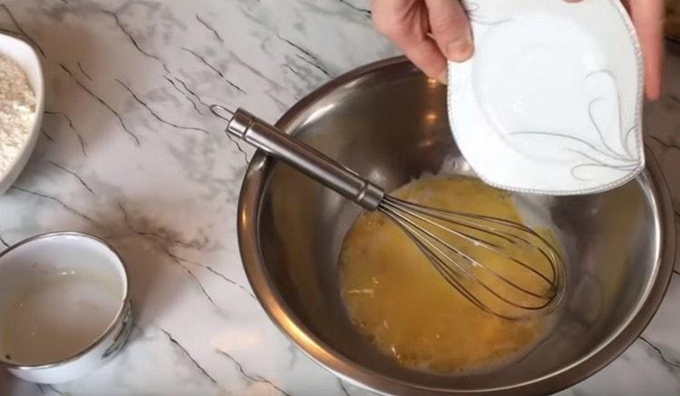Do vejce přidejte rozpuštěné máslo a sůl.