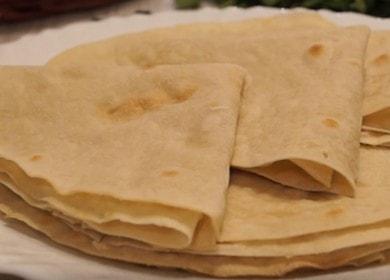 Ideális tészta pita kenyérhez: otthon főzzük a fényképpel készített recept szerint.