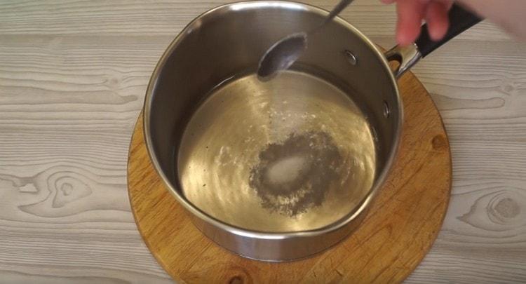 Einen Löffel Salz in kochendem Wasser auflösen.