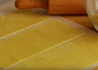 Wir bereiten den Teig für die Lasagne zu Hause nach einem Schritt-für-Schritt-Rezept mit Foto zu.
