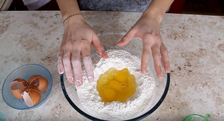 В дупката в брашното разбийте яйцата, добавете сол.