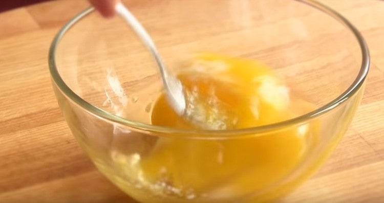 Χτυπάτε τα αυγά με ένα τσίμπημα αλατιού.