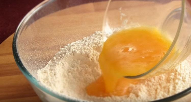 Gießen Sie die Eier in das Mehl.