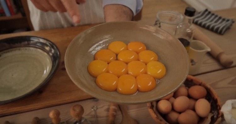 Atskirkite kiaušinių trynius nuo baltymų.