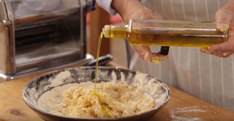 Impastando la pasta, vi introduciamo anche l'olio d'oliva.