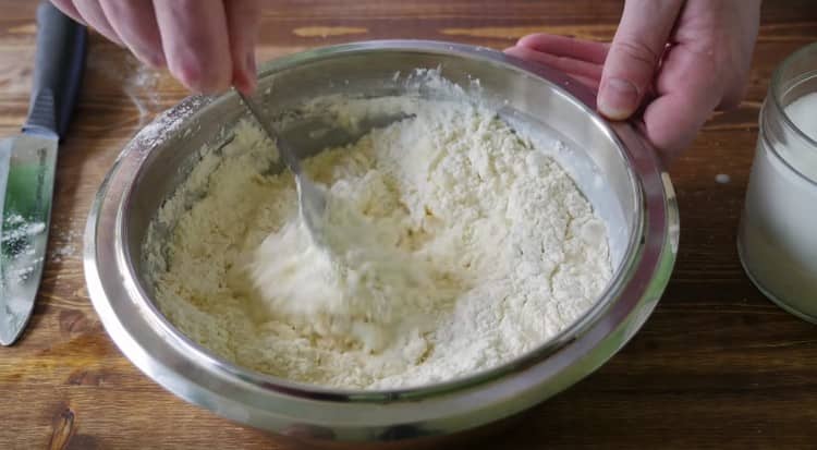 Aggiungi un pizzico di sale e mescola gli ingredienti con un cucchiaio.