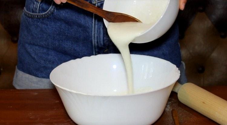 Introdurre gli ingredienti liquidi nella farina setacciata.