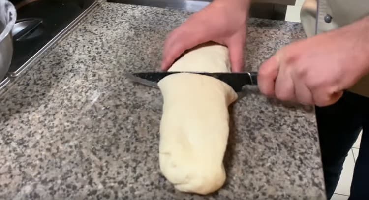 Разделете ролката за тесто наполовина.