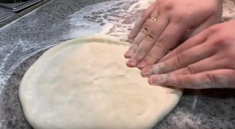Омесете всяка торта с тесто с ръце.