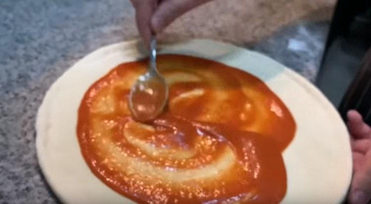 Ако искате да приготвите пица Маргарита, намажете основата на тестото с доматен сос.
