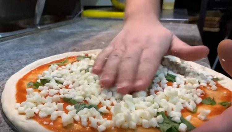 Pagwiwisik ng isang piraso ng mozzarella.