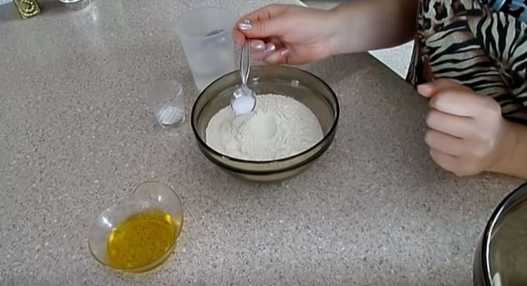 Paghaluin ang harina na may asin at baking powder.