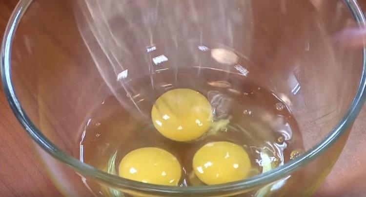 Separatamente, sbattere le uova con una frusta.